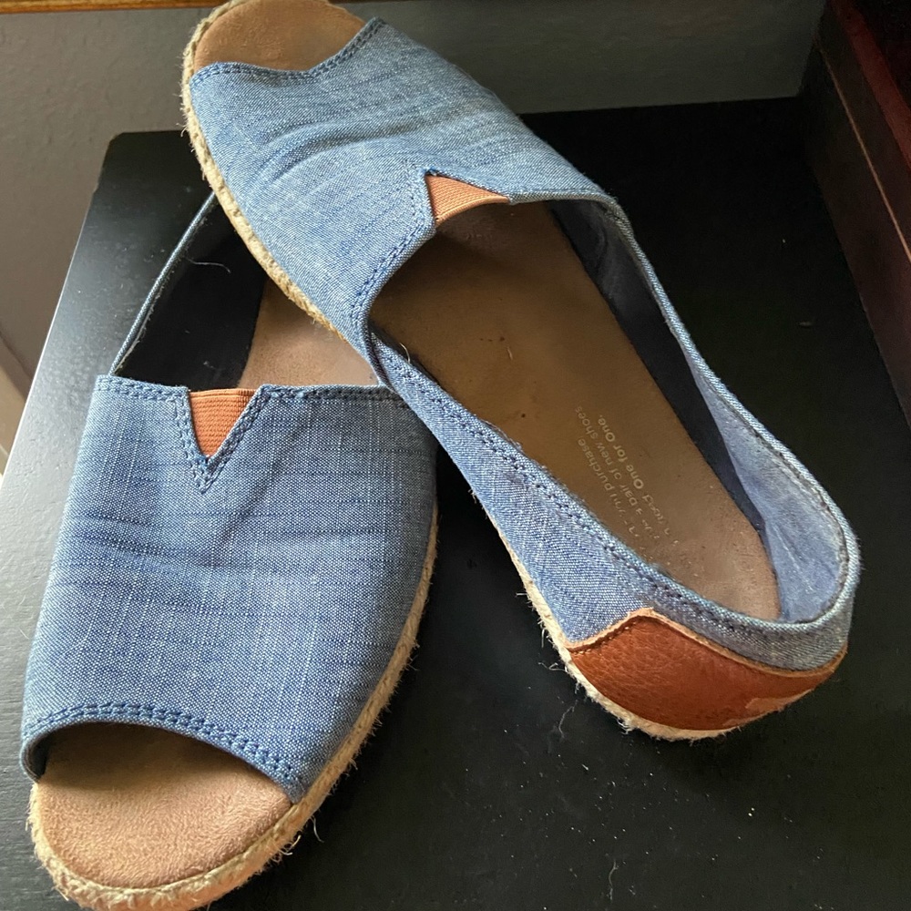 Toms peep toe chambray slip on. Size 7.5.